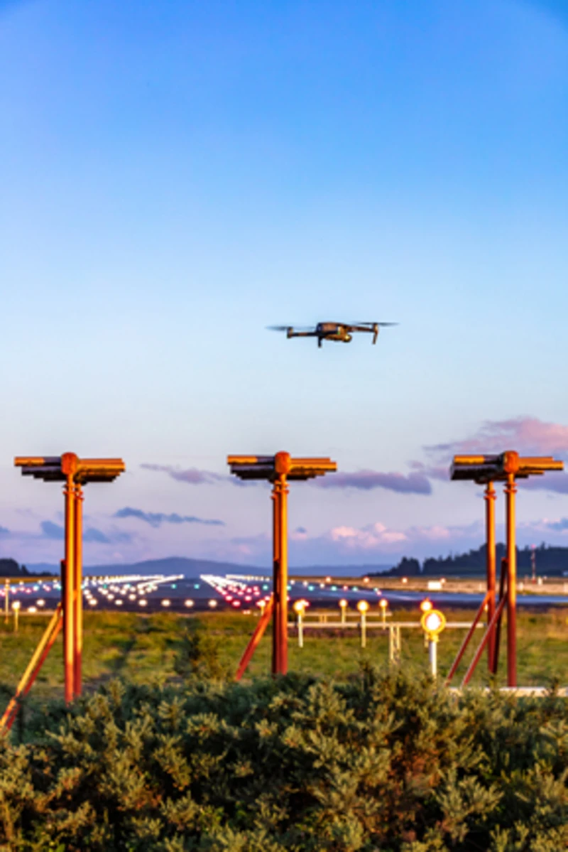 UAV operando en el aeropuerto de Santiago de Compostela.